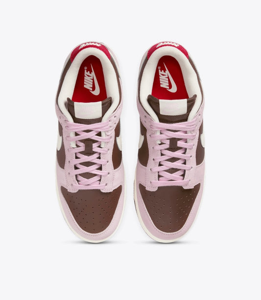 UNISEX
NIKE DUNK LOW
CACAO WOW/PALE IVORY-PINK FOAM