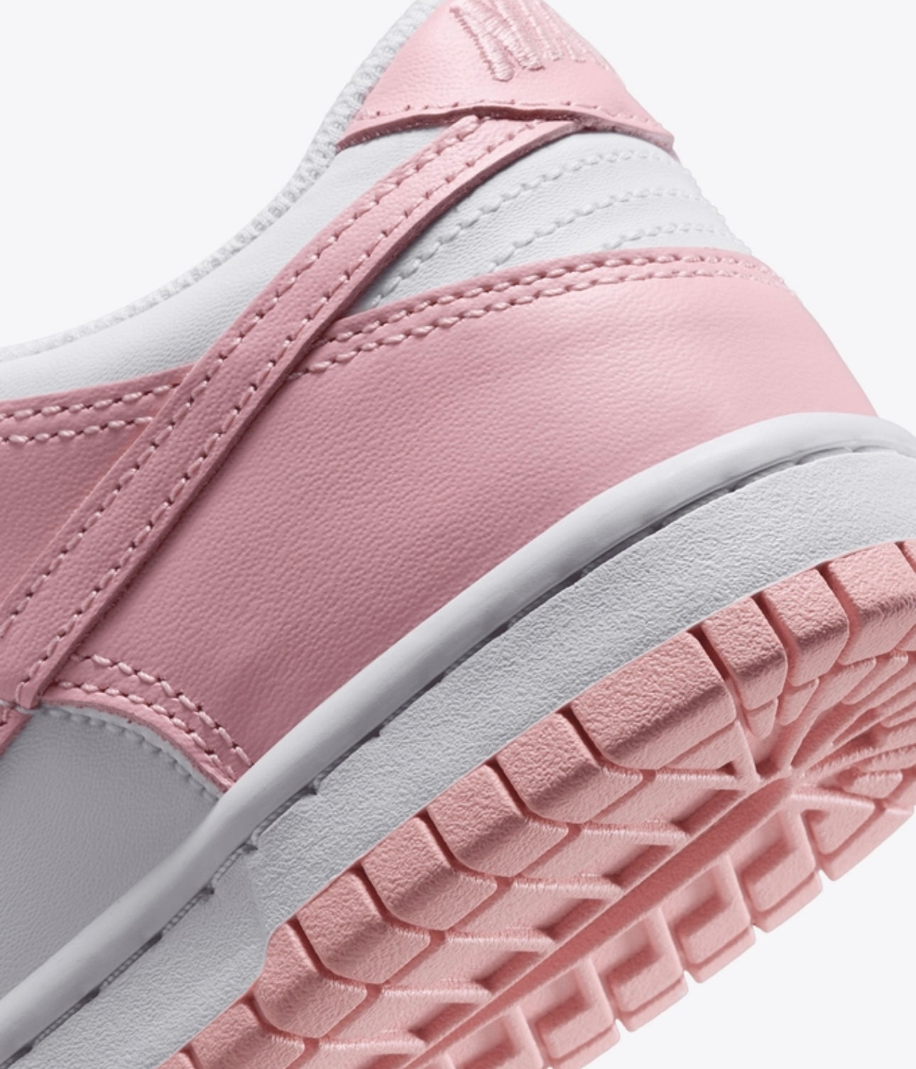 WOMEN
NIKE DUNK LOW
WHITE/MEDIUM SOFT PINK