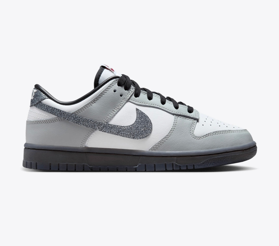 WOMEN
NIKE DUNK LOW LX
WHITE/MULTICOLOR-LIGHT SMOKE GREY