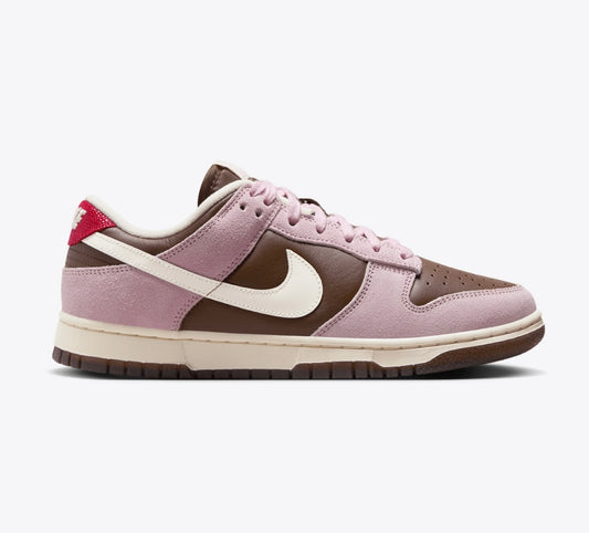 UNISEX
NIKE DUNK LOW
CACAO WOW/PALE IVORY-PINK FOAM