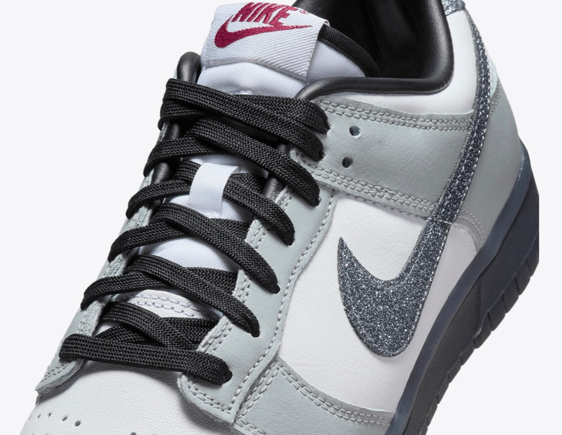 WOMEN
NIKE DUNK LOW LX
WHITE/MULTICOLOR-LIGHT SMOKE GREY