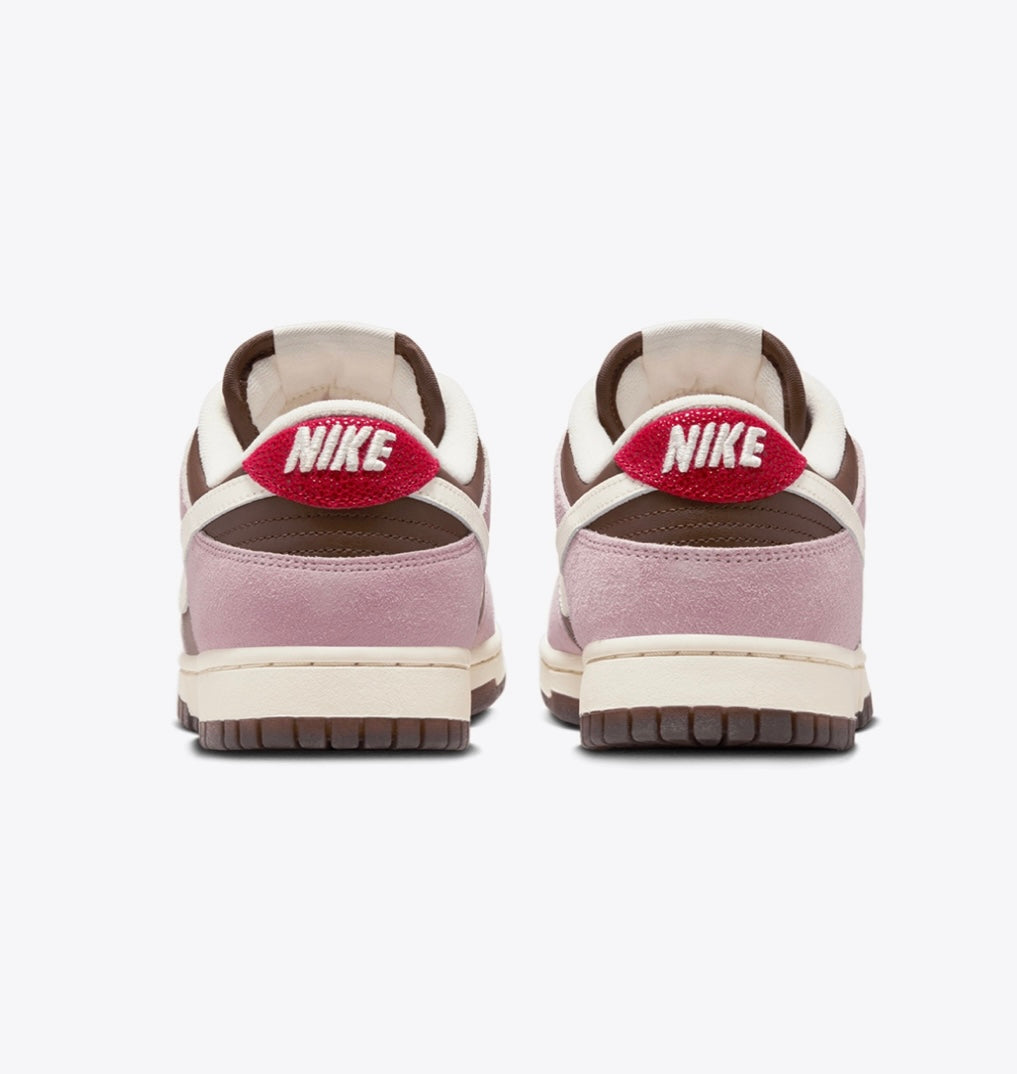 UNISEX
NIKE DUNK LOW
CACAO WOW/PALE IVORY-PINK FOAM