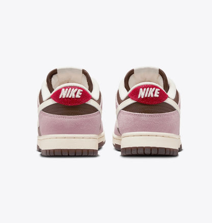 UNISEX
NIKE DUNK LOW
CACAO WOW/PALE IVORY-PINK FOAM