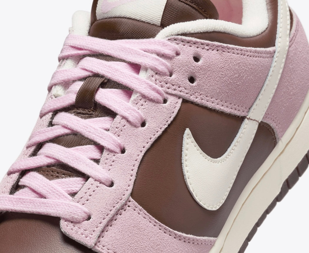 UNISEX
NIKE DUNK LOW
CACAO WOW/PALE IVORY-PINK FOAM