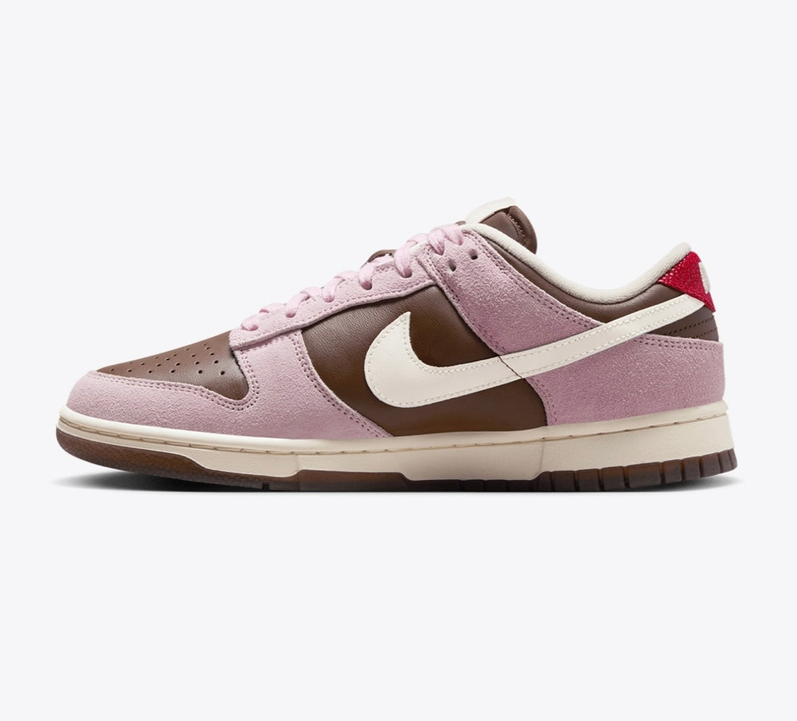 UNISEX
NIKE DUNK LOW
CACAO WOW/PALE IVORY-PINK FOAM