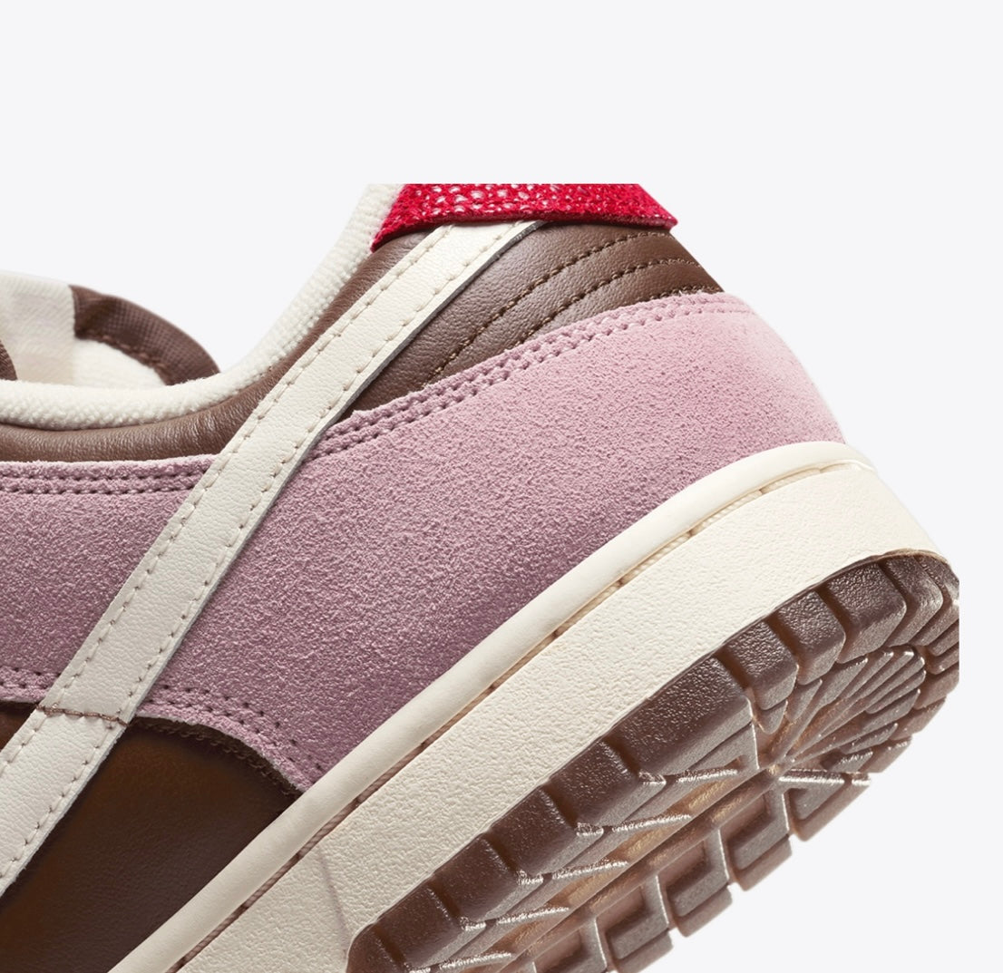 UNISEX
NIKE DUNK LOW
CACAO WOW/PALE IVORY-PINK FOAM