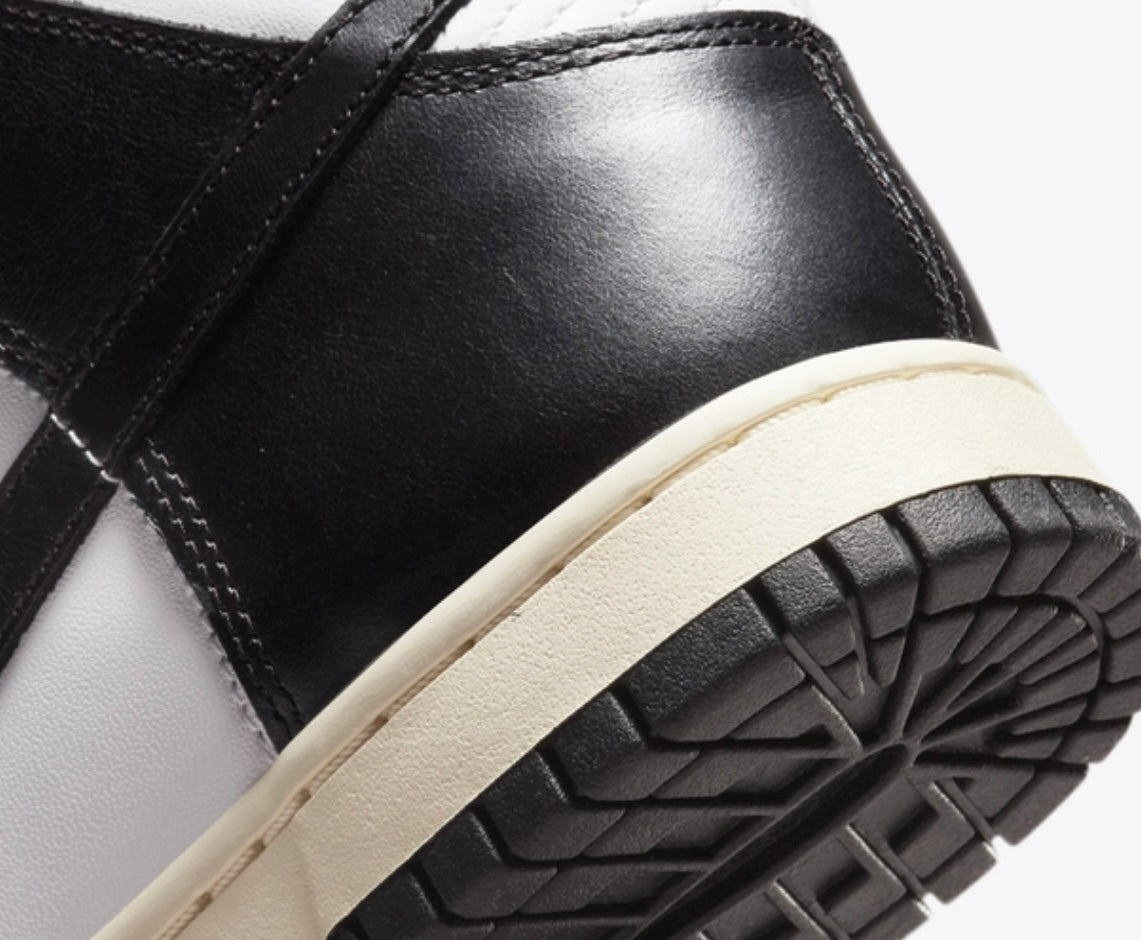 UNISEX
NIKE DUNK HIGH
WHITE/BLACK-COCONUT MILK