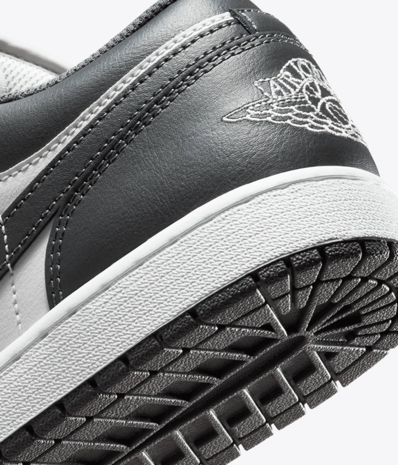 MEN
JORDAN AIR JORDAN 1 LOW
IRON GREY/SUMMIT WHITE