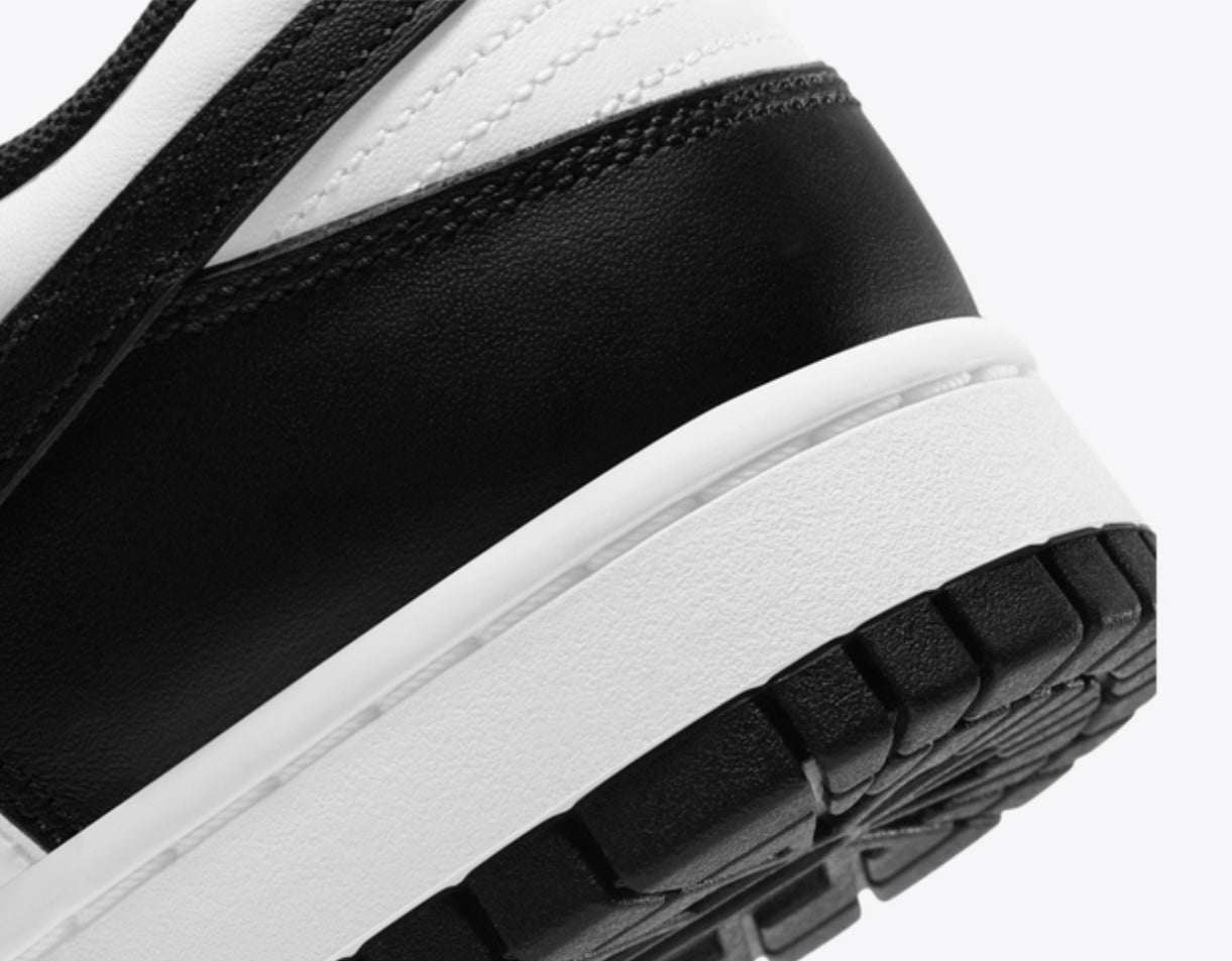MEN
NIKE DUNK LOW RETRO
WHITE/BLACK