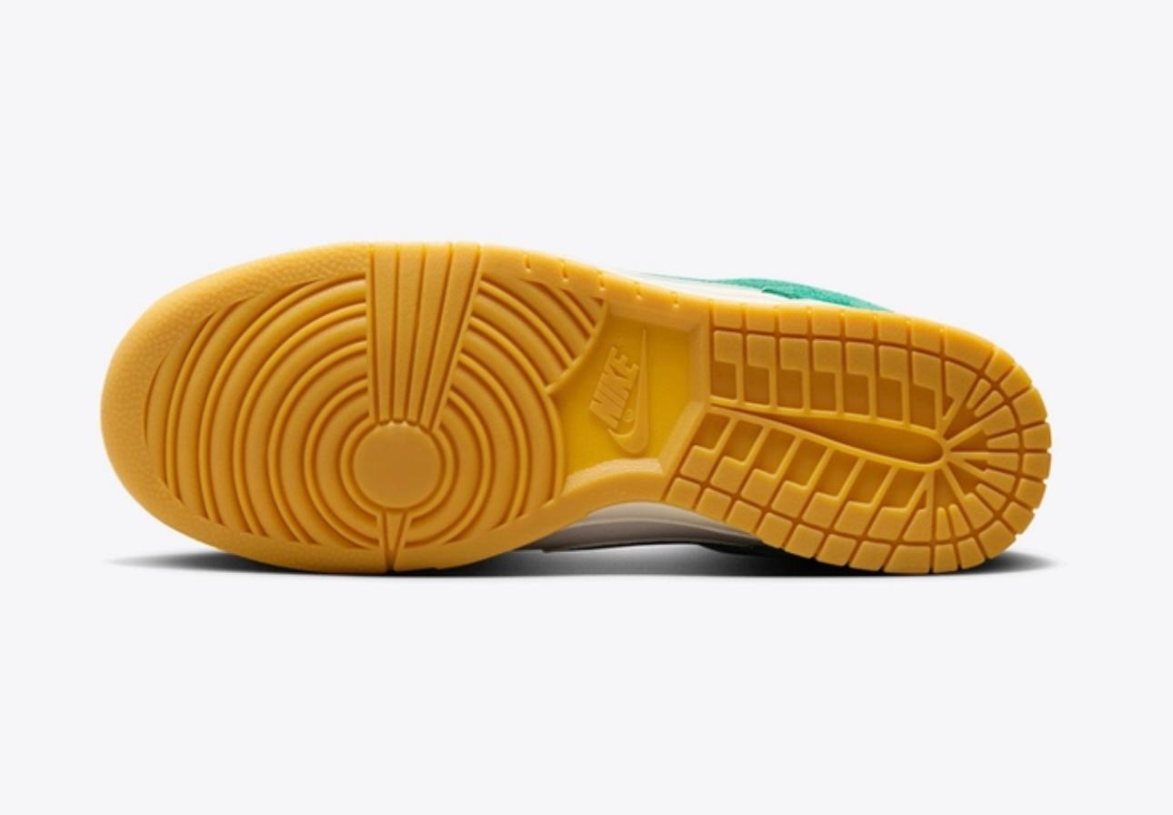 MEN
NIKE DUNK LOW SE
PHANTOM/MALACHITE-GUM LIGHT BROWN