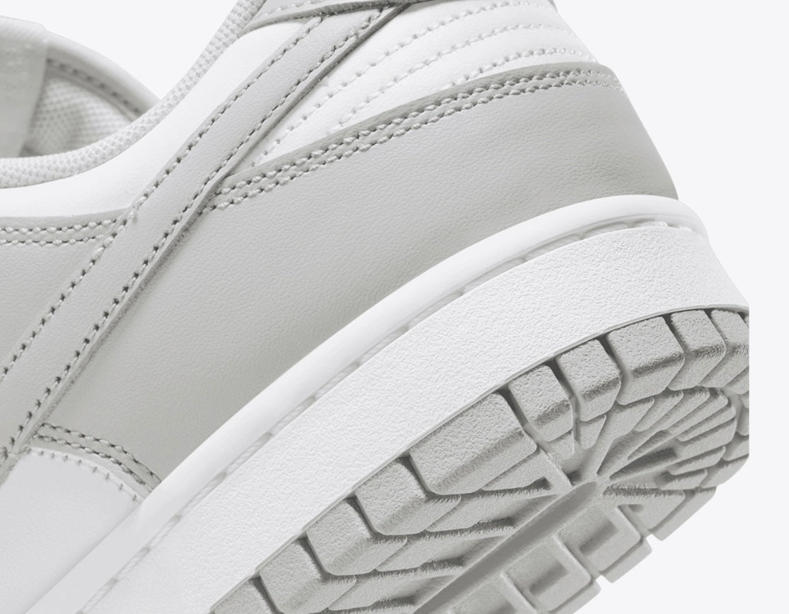 UNISEX
NIKE DUNK LOW RETRO
WHITE/GREY FOG