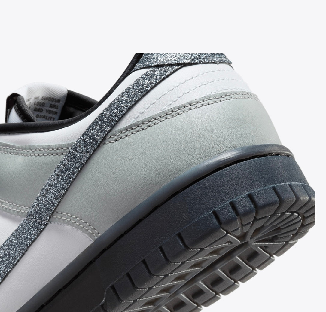 WOMEN
NIKE DUNK LOW LX
WHITE/MULTICOLOR-LIGHT SMOKE GREY