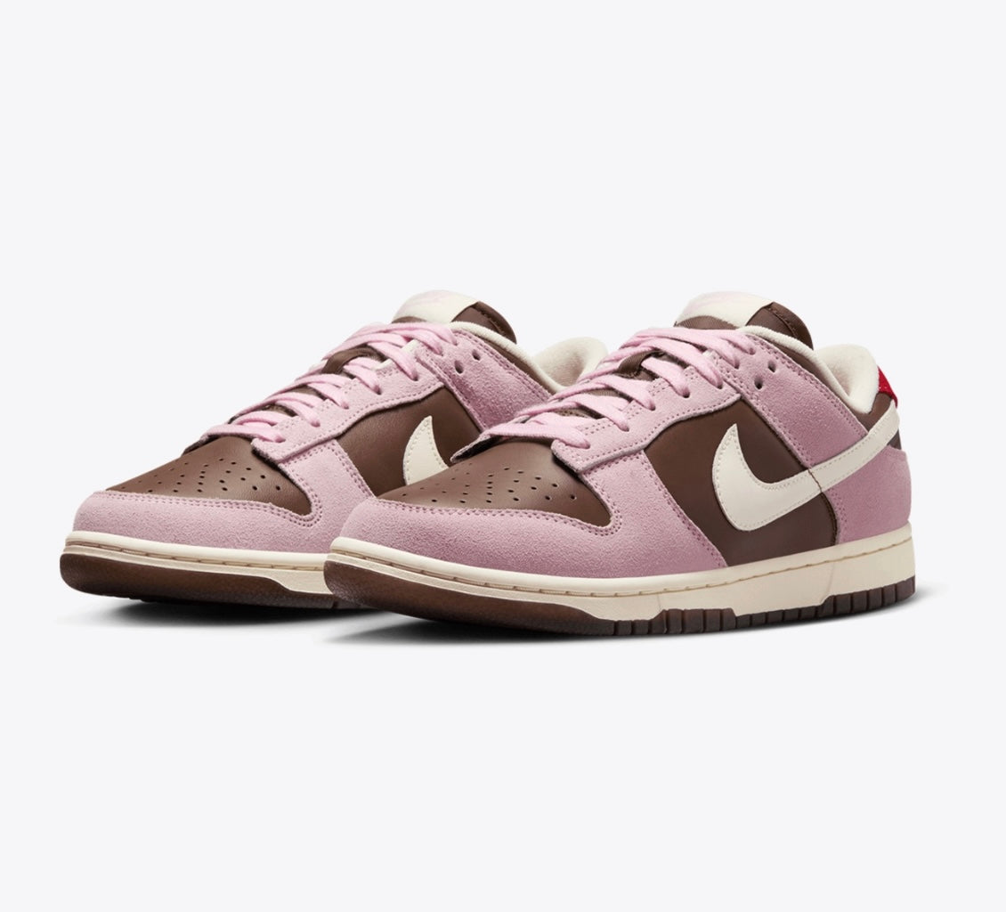 UNISEX
NIKE DUNK LOW
CACAO WOW/PALE IVORY-PINK FOAM