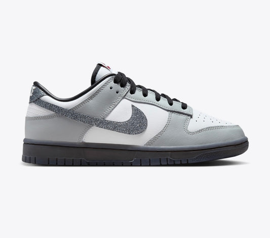 WOMEN
NIKE DUNK LOW LX
WHITE/MULTICOLOR-LIGHT SMOKE GREY