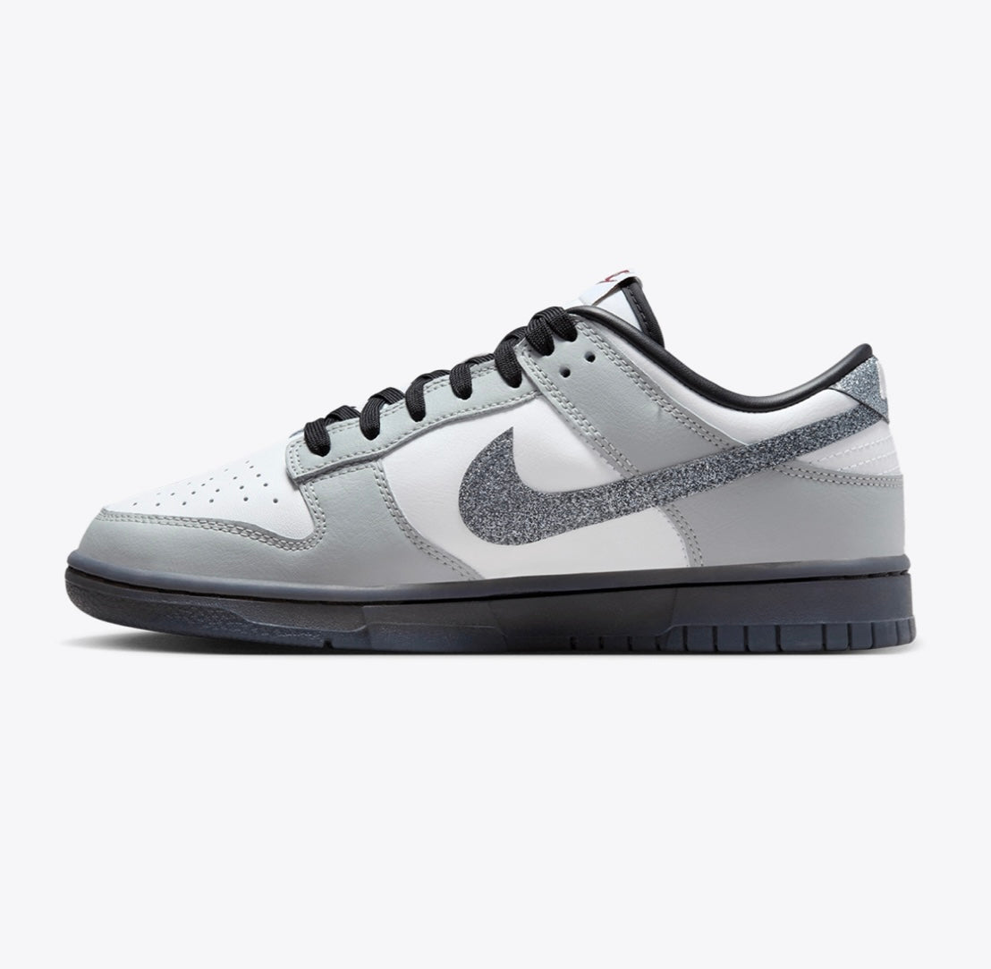 WOMEN
NIKE DUNK LOW LX
WHITE/MULTICOLOR-LIGHT SMOKE GREY
